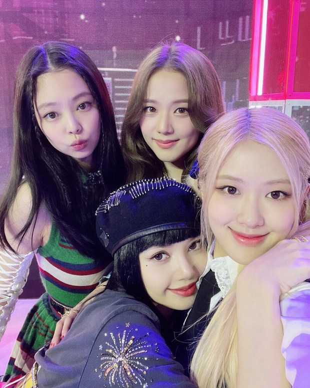 Tư liệu hiếm: BLACKPINK dỗ em bé đang khóc gây sốt MXH, fan đào lại thời kì đỉnh cao gây thương nhớ! - Ảnh 5.