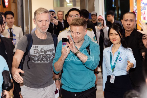 Cận visual Westlife tại sân bay Tân Sơn Nhất: Anh cả Nicky U50 vẫn không khác thời thanh xuân - Ảnh 4.