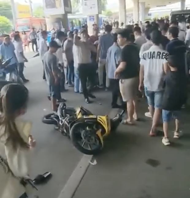 2 thanh niên lao xe máy vào ô tô, gây náo loạn sân bay Tân Sơn Nhất - Ảnh 2.
