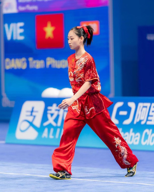 Nhan sắc đời thường xinh như búp bê của VĐV 2k4 vừa giành HCV Wushu thế giới 2023 - Ảnh 2.