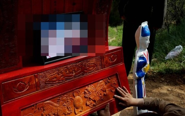 Trung Quốc rúng động vụ thiếu nữ tự tử, thi thể bị bố mẹ bán làm đám cưới ma - Ảnh 1.