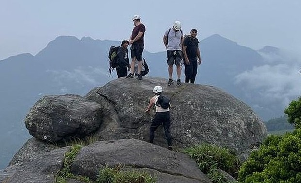 Khoảnh khắc hướng dẫn viên du lịch bị sét đánh tử vong trên núi, người đi cùng vô tình ghi lại giây phút kinh hoàng - Ảnh 4.