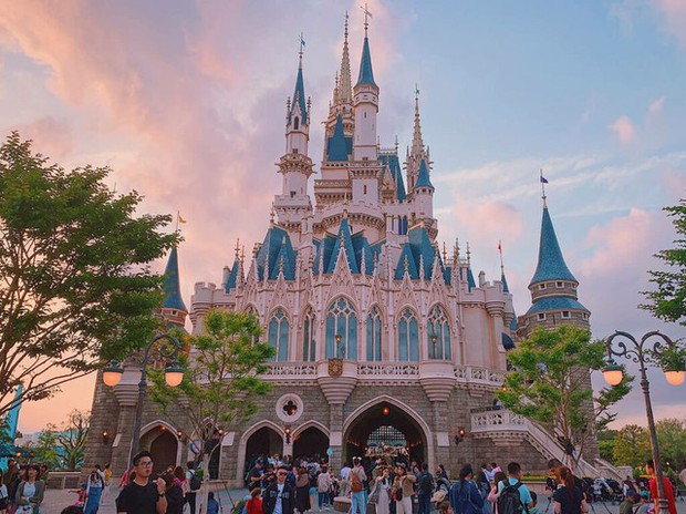 Giấc mơ có thật: Công ty đưa hơn 1.200 nhân viên cùng gia đình đi Disneyland, còn tổ chức cả concert riêng khiến ai cũng chỉ biết ước - Ảnh 2.