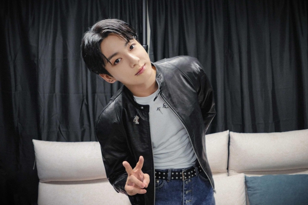 Jung Kook tổ chức showcase miễn phí, chiêm ngưỡng cảnh idol tắm khoe múi hiếm!