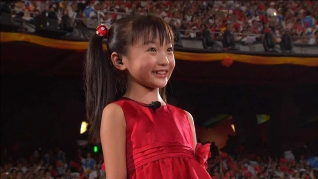 Bé gái trong bê bối hát nhép tại Olympic Bắc Kinh 2008 từng bị bạo lực mạng và sự thay đổi hoàn toàn khác lạ sau 15 năm - Ảnh 1.