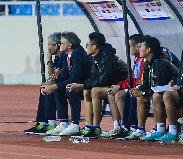 Tố chất biểu cảm phong phú của HLV Troussier trên sân Mỹ Đình