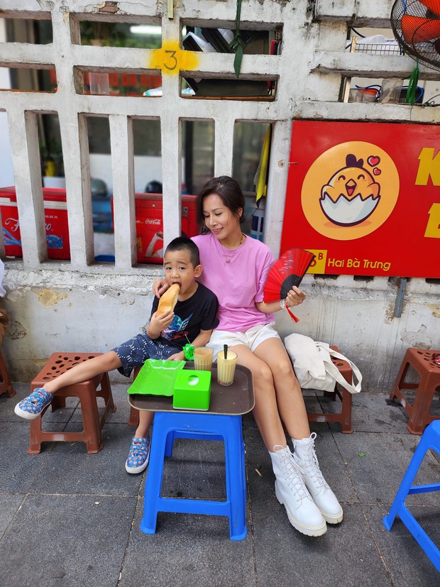 Bà mẹ 8X chia sẻ lịch trình một ngày ngẫu hứng “food tour” Hà Nội bằng xích lô và đi bộ cùng 2 con - Ảnh 3.