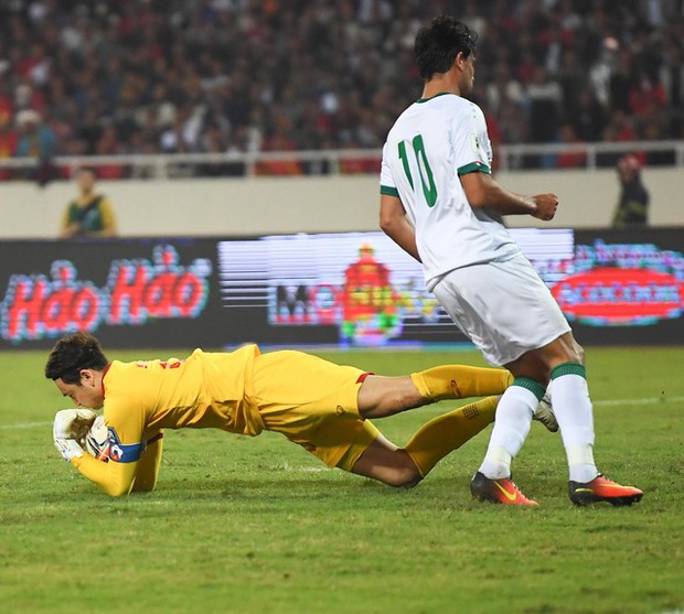 Đặng Văn Lâm xuất sắc cứu thua nhưng không thể ngăn chặn bàn thua đau lòng ở phút bù giờ cuối cùng