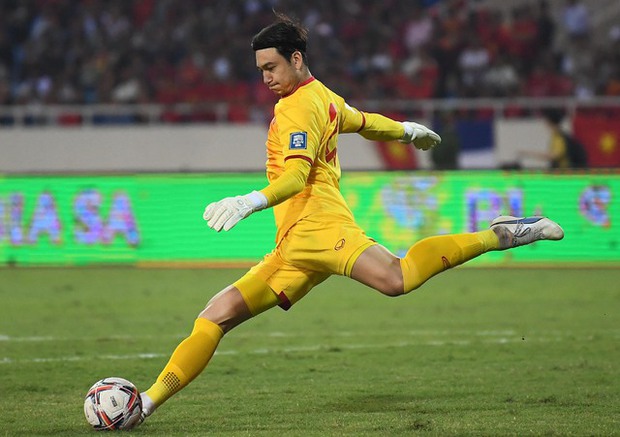 Đặng Văn Lâm xuất sắc cứu thua nhưng không thể ngăn chặn bàn thua đau lòng ở phút bù giờ cuối cùng