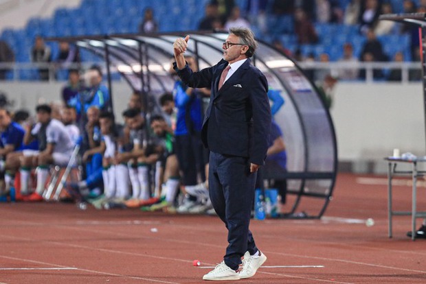 Tố chất biểu cảm phong phú của HLV Troussier trên sân Mỹ Đình