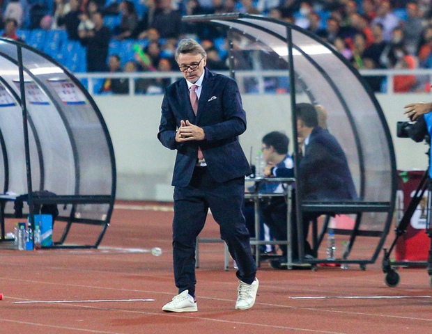 Tố chất biểu cảm phong phú của HLV Troussier trên sân Mỹ Đình