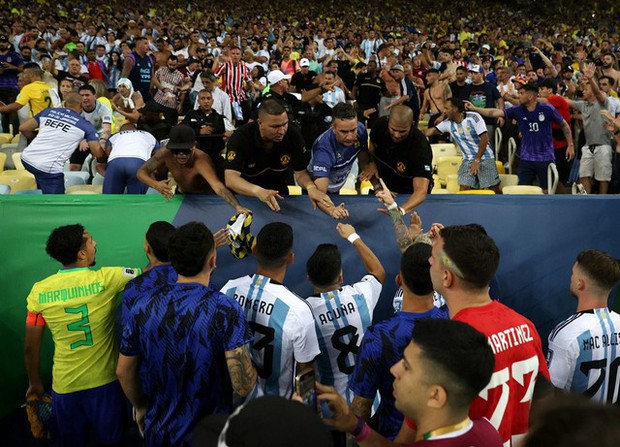 CĐV Argentina và Brazil ẩu đả trên khán đài, Messi bất lực gọi đồng đội vào đường hầm vì trận đấu tạm hoãn - Ảnh 6.