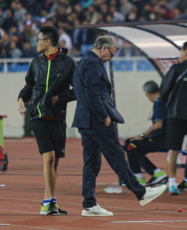 Tố chất biểu cảm phong phú của HLV Troussier trên sân Mỹ Đình