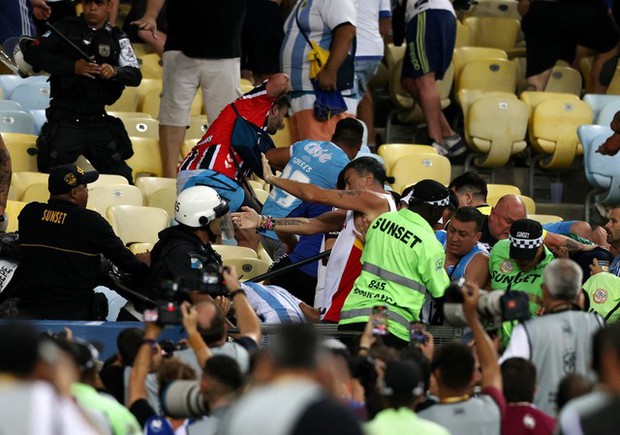 CĐV Argentina và Brazil ẩu đả trên khán đài, Messi bất lực gọi đồng đội vào đường hầm vì trận đấu tạm hoãn - Ảnh 3.