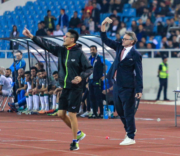 Tố chất biểu cảm phong phú của HLV Troussier trên sân Mỹ Đình