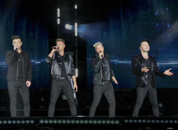 Hàng nghìn fan Việt “cháy hết mình trong concert của ban nhạc huyền thoại Westlife tại SVĐ Thống Nhất - Ảnh 1.