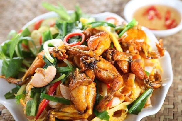 Khách Tây thử thách ăn món đặc sản dân dã của người Việt, bất ngờ vì không thể đoán ra đó là thịt gì