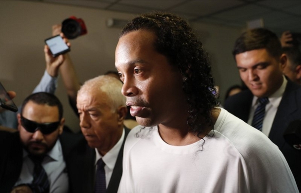 Ronaldinho lâm vào khó khăn tài chính, chỉ còn 6 USD trong tài khoản