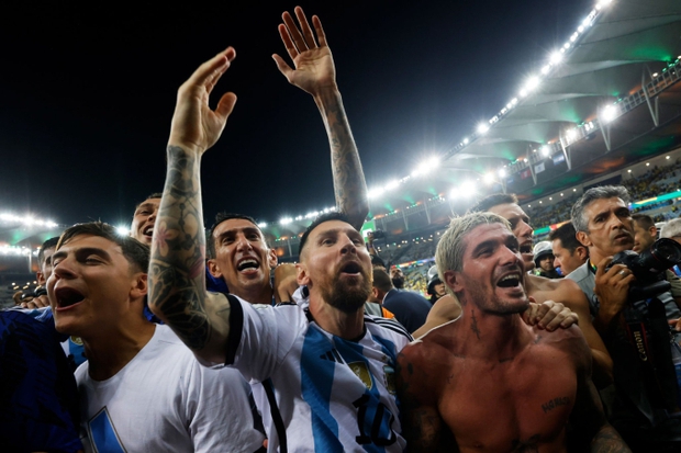 Being criticized for being a coward by a player his age, Messi angrily grabbed his opponent's neck and responded harshly - Photo 4.