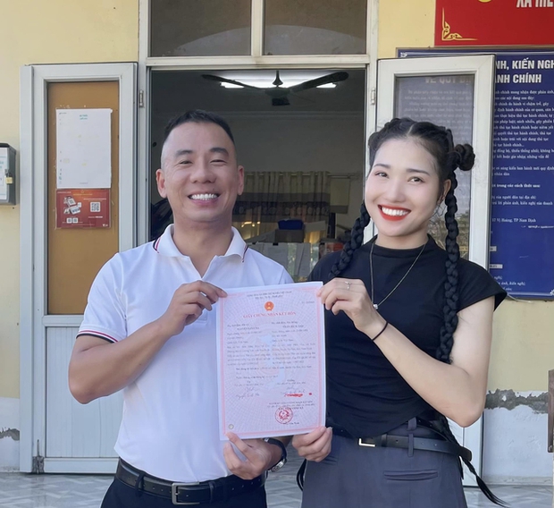 Nữ trung uý xinh đẹp chọn hoãn cưới, đăng bộ ảnh cưới ngọt ngào bên chồng làm quân nhân