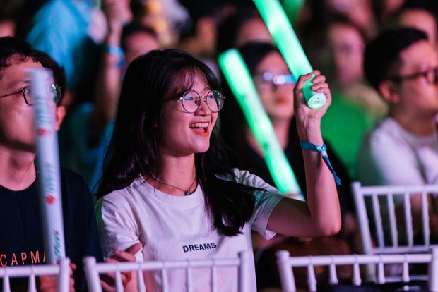 Nổi da gà với biển người hô vang hát nhạc Westlife: Cả thanh xuân gói gọn trong khoảnh khắc đẹp nhất! - Ảnh 11. Nổi da gà với biển người hô vang hát nhạc Westlife: Cả thanh xuân gói gọn trong khoảnh khắc đẹp nhất! - Ảnh 11.