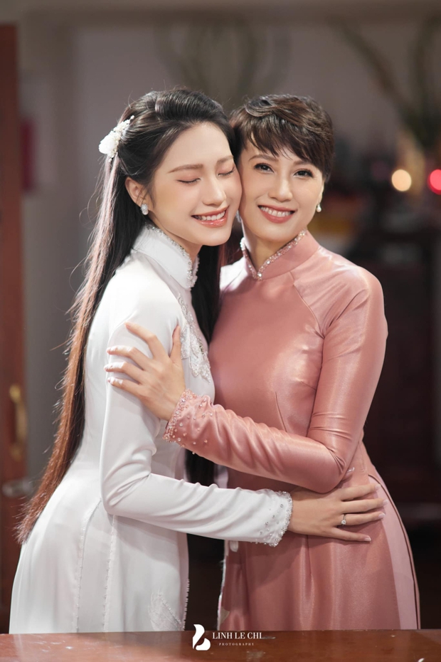 Mẹ vợ xinh đẹp có hành động gây ngạc nhiên trước lễ cưới của Đoàn Văn Hậu - Doãn Hải My tại Hà Nội