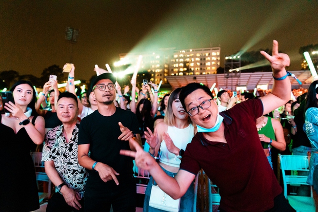 Nổi da gà với biển người hô vang hát nhạc Westlife: Cả thanh xuân gói gọn trong khoảnh khắc đẹp nhất! - Ảnh 10. Nổi da gà với biển người hô vang hát nhạc Westlife: Cả thanh xuân gói gọn trong khoảnh khắc đẹp nhất! - Ảnh 10.