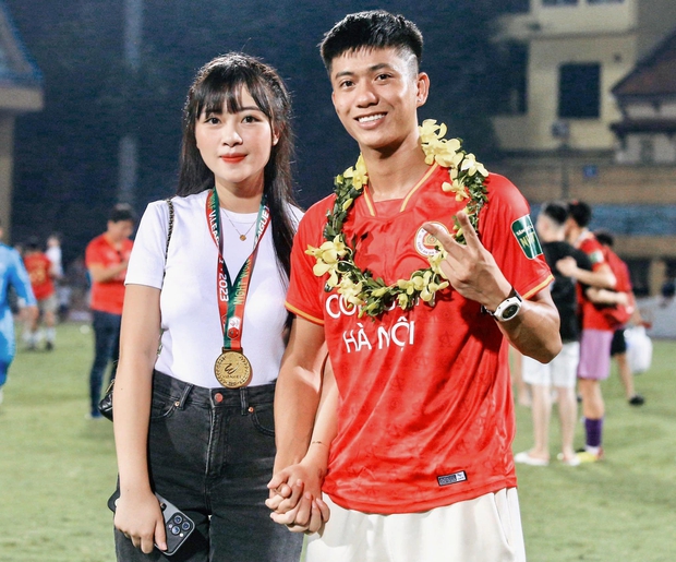 Khi Tiến Dũng, Văn Đức chiều vợ: Người mang cơm tận giường, người tự tay đắp mặt nạ cho nàng - Ảnh 2.