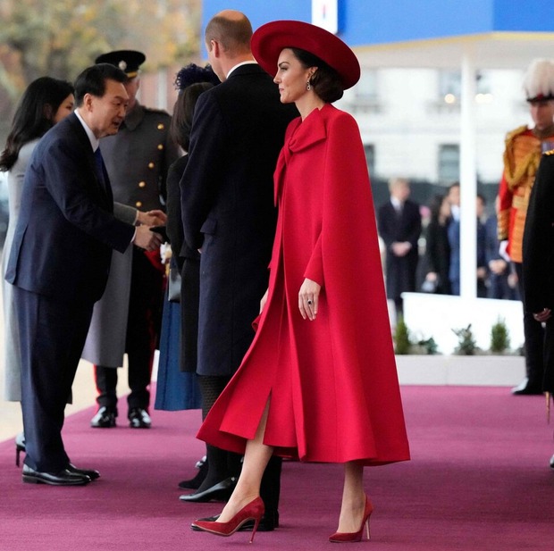 Ít người nhận ra chi tiết tinh tế trên trang phục dự quốc yến của Vương hậu Camilla và Vương phi Kate - Ảnh 3. Ít người nhận ra chi tiết tinh tế trên trang phục dự quốc yến của Vương hậu Camilla và Vương phi Kate - Ảnh 3.