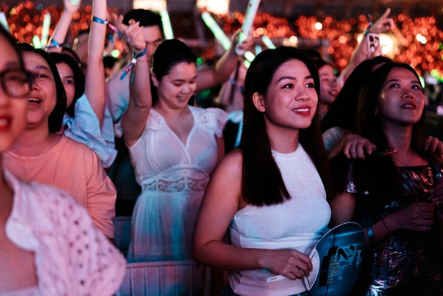 Nổi da gà với biển người hô vang hát nhạc Westlife: Cả thanh xuân gói gọn trong khoảnh khắc đẹp nhất! - Ảnh 9. Nổi da gà với biển người hô vang hát nhạc Westlife: Cả thanh xuân gói gọn trong khoảnh khắc đẹp nhất! - Ảnh 9.