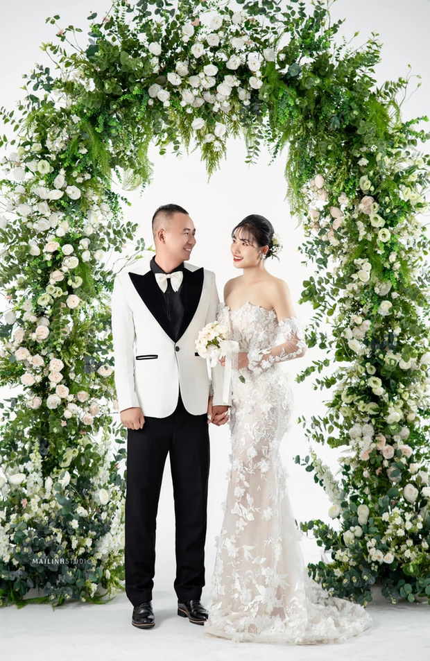 Nữ trung uý xinh đẹp chọn hoãn cưới, đăng bộ ảnh cưới ngọt ngào bên chồng làm quân nhân