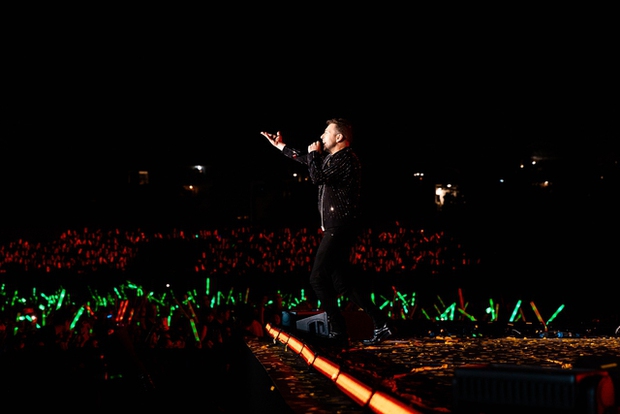 Nổi da gà với biển người hô vang hát nhạc Westlife: Cả thanh xuân gói gọn trong khoảnh khắc đẹp nhất! - Ảnh 5. Nổi da gà với biển người hô vang hát nhạc Westlife: Cả thanh xuân gói gọn trong khoảnh khắc đẹp nhất! - Ảnh 5.