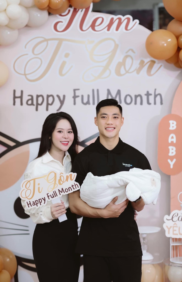 Hotboy có tên độc nhất bóng đá Việt Nam hạnh phúc khoe ảnh tiệc đầy tháng của con đầu lòng - Ảnh 1.