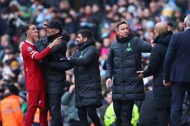Pep Guardiola và Darwin Nunez xảy ra xích mích, HLV Klopp phải trung cử