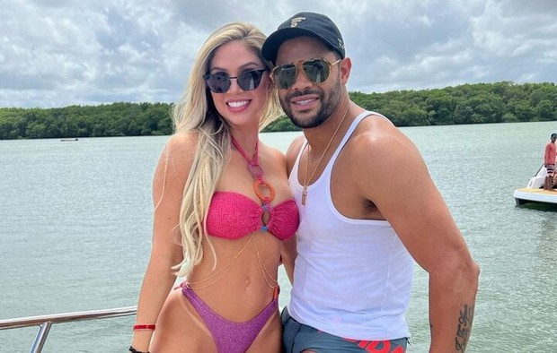 Chuyện tình nổi tiếng trong làng bóng đá: Kẻ lăng nhăng, người giật mất người đồng nghiệp