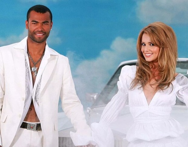 Chuyện tình nổi tiếng trong làng bóng đá: Kẻ lăng nhăng, người giật mất người đồng nghiệp