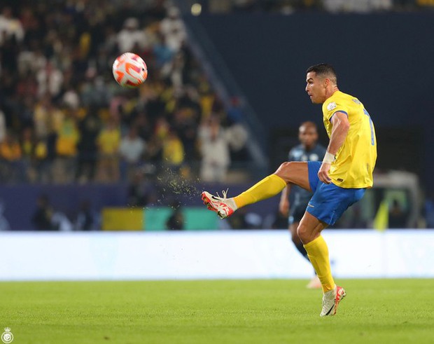 Ronaldo ghi bàn lien tục, vượt xa Messi trong năm 2023