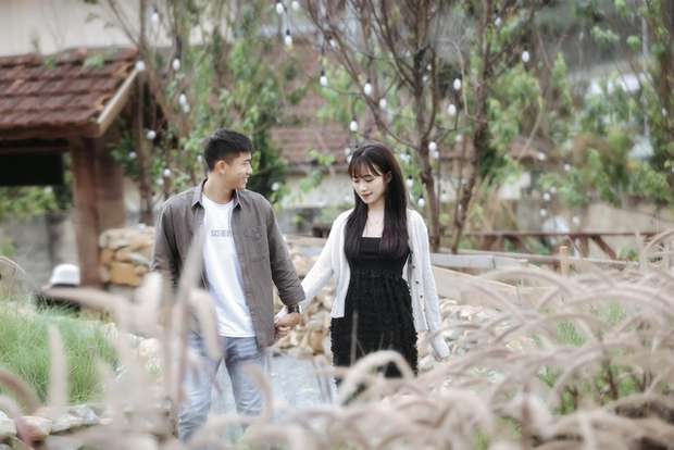 Tiền vệ tuyển Việt Nam kỷ niệm Giáng sinh hoàn hảo bên hotgirl xứ Nghệ