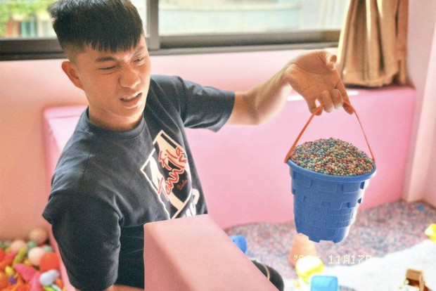 Tiền vệ tuyển Việt Nam kỷ niệm Giáng sinh hoàn hảo bên hotgirl xứ Nghệ