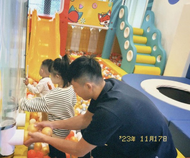 Tiền vệ tuyển Việt Nam kỷ niệm Giáng sinh hoàn hảo bên hotgirl xứ Nghệ