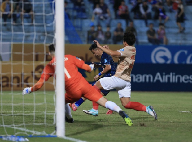 Tiền vệ Đội tuyển Việt Nam vui mừng bằng cách ôm bụng sau khi ghi bàn cho CLB HAGL