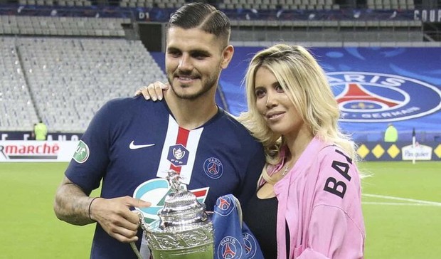 Chuyện tình nổi tiếng trong làng bóng đá: Kẻ lăng nhăng, người giật mất người đồng nghiệp