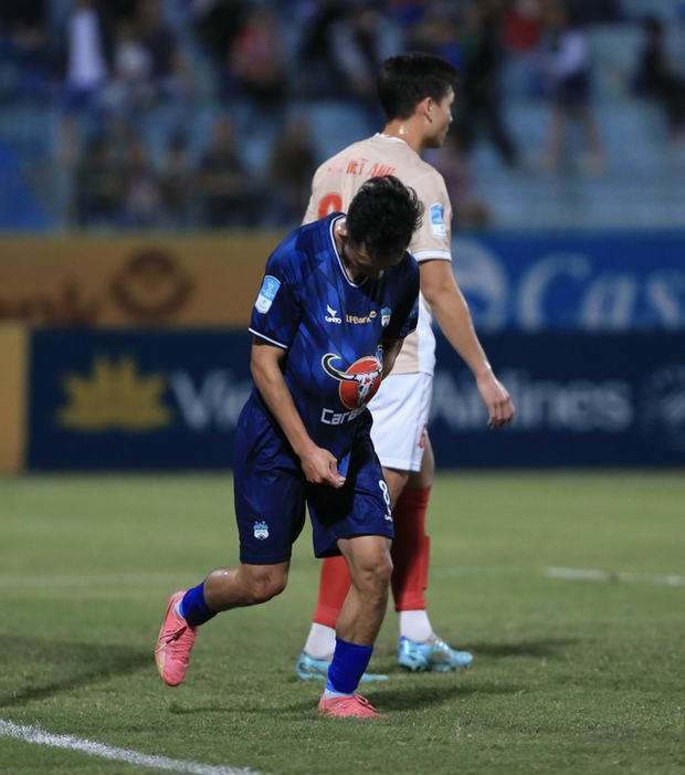 Tiền vệ Đội tuyển Việt Nam vui mừng bằng cách ôm bụng sau khi ghi bàn cho CLB HAGL