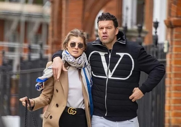 Chuyện tình nổi tiếng trong làng bóng đá: Kẻ lăng nhăng, người giật mất người đồng nghiệp