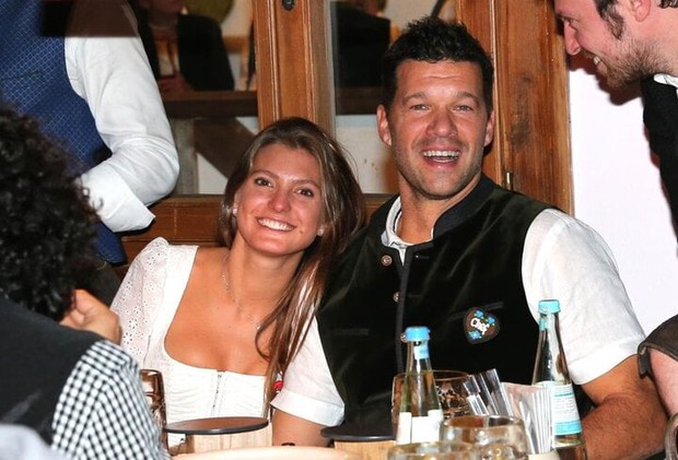 Chuyện tình nổi tiếng trong làng bóng đá: Kẻ lăng nhăng, người giật mất người đồng nghiệp