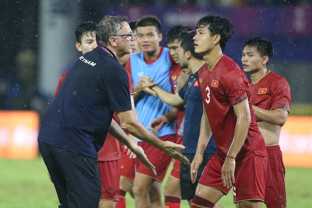 HLV Philippe Troussier và chiến thuật 'bàn tay thép'