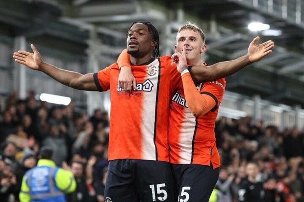 Đội bóng vô địch Premier League tạo cột mốc lịch sử