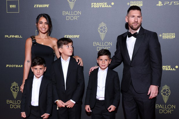 Leo Messi vui vẻ dạo chơi Disneyland cùng vợ con, tan biến tin đồn khủng hoảng hôn nhân