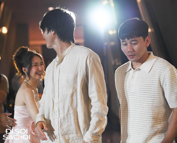 Hòa Minzy xuất hiện muộn nhưng vui vẻ trò chuyện thân thiết cùng Tuấn Anh, Minh Vương tại đám cưới Đoàn Văn Hậu