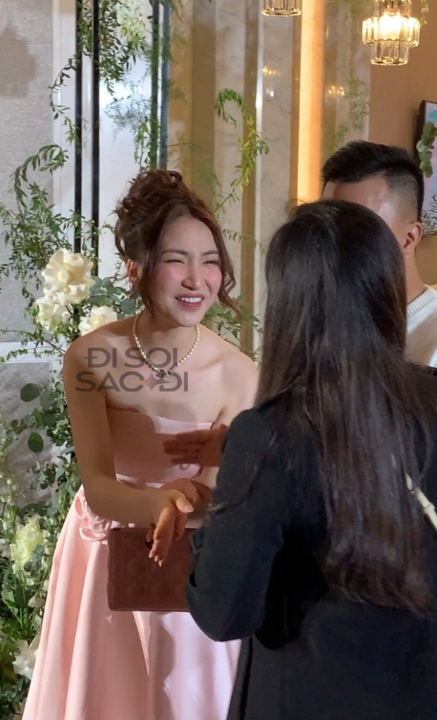 Team qua đường zoom nhan sắc Hoà Minzy dự đám cưới Văn Hậu, từ chối chụp ảnh và vội vã về vì 1 lý do - Ảnh 9.